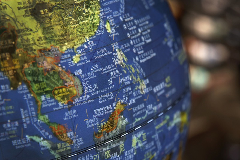 澳洲近日部分學校使用的課本，出現標示南海「九段線」的地圖，引發爭議。圖為示意圖，北京一家書店的地球儀，非文中所指地圖。美聯社