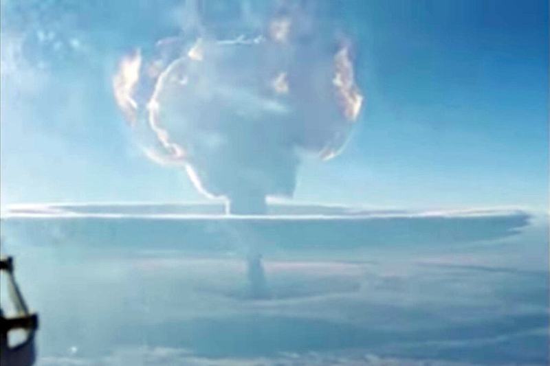 俄國解密的氫彈試爆紀綠片從不同的角度和距離，拍攝引爆氫彈產生的巨大蕈狀雲。圖／取自紐約時報