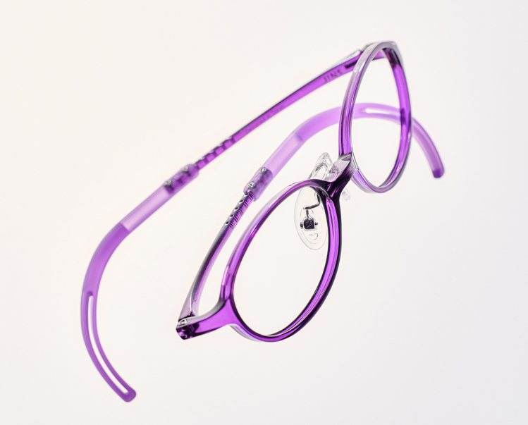 JINS日本製學齡眼鏡，分成S、M、L尺寸2,490元。圖／JINS提供