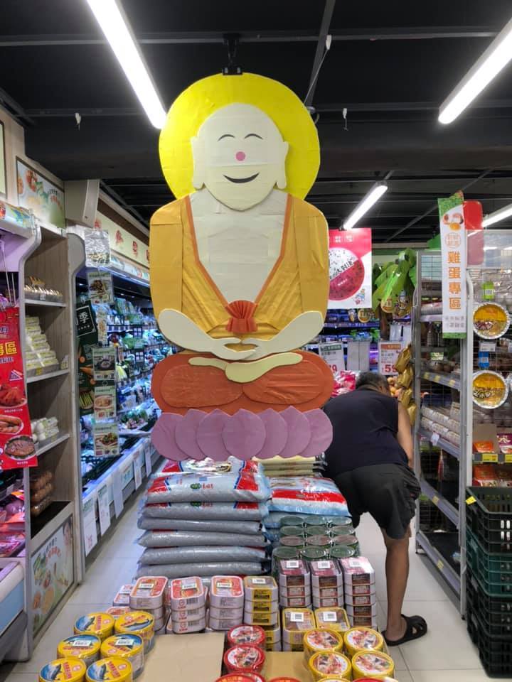 有網友在北投中和街店的全聯發現有「佛像」坐鎮，應景鬼月氛圍。圖擷自我愛全聯-好物老實說