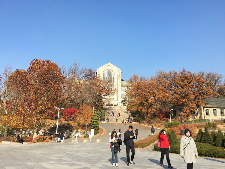 韓國著名梨花女子大學，秋季校園內一隅。（圖／攝影　邱凡倩）