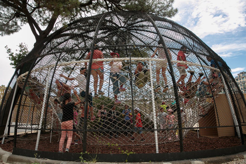 新竹市立動物園中的鳥籠，如今已轉變成遊樂區。記者曾原信／攝影