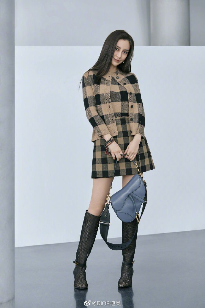Angelababy詮釋黑、米色格紋雙緹花羊絨針織衫及背心14萬5,000元、褲裙65,000元。圖／取自微博