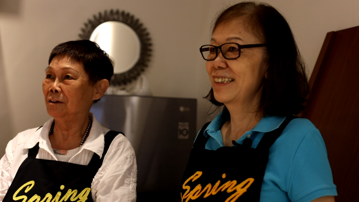 已屆80歲的馬媽媽(左)是春天咖啡館的重要店員。記者陳郁菁╱攝影
