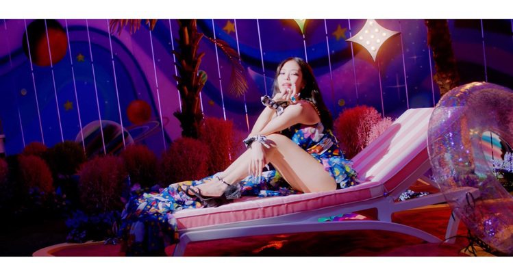 Jennie穿了許多韓國女星也都穿過的Giuseppe Zanotti秋冬Odile系列超夢幻高跟涼鞋。圖／摘自Youtube