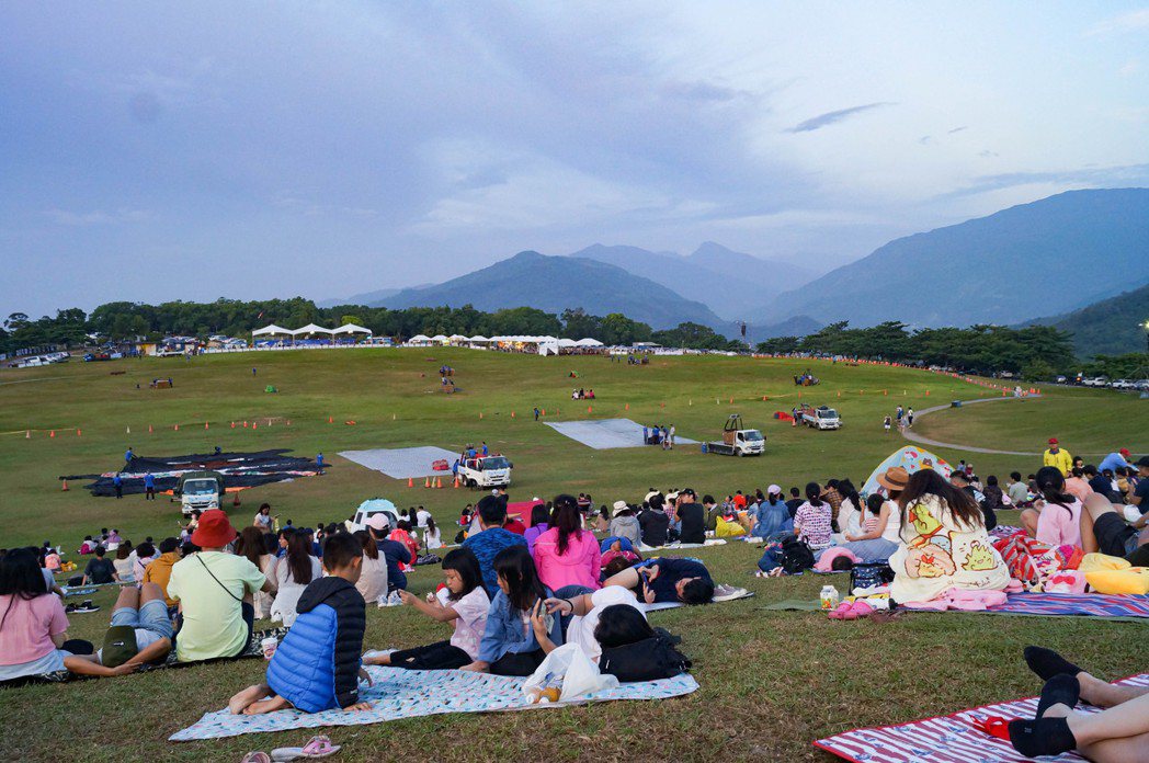 位於鹿野高台的臺灣國際熱氣球嘉年華，上午場大部分民眾都會在凌晨就上山佔位。 記者...