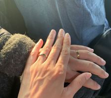 兩人去年底在大陸登記結婚後，戴上了結婚戒指，留下兩手交錯的畫面。圖／讀者提供