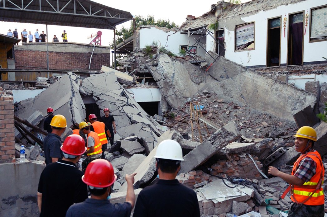 山西政府全力搶救坍塌的聚仙飯店，但30日晚間搜救行動已正式結束。 圖／中新社