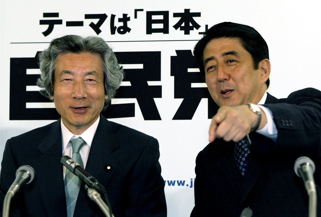 1995年的自民黨總裁選舉，安倍支持了小泉純一郎，開啟小泉與安倍的友好關係。 圖／法新社