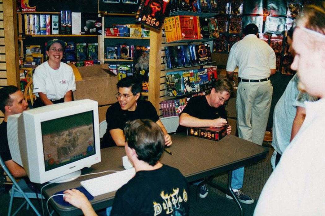 2000 年 6 月，《暗黑破壞神2》終於問世