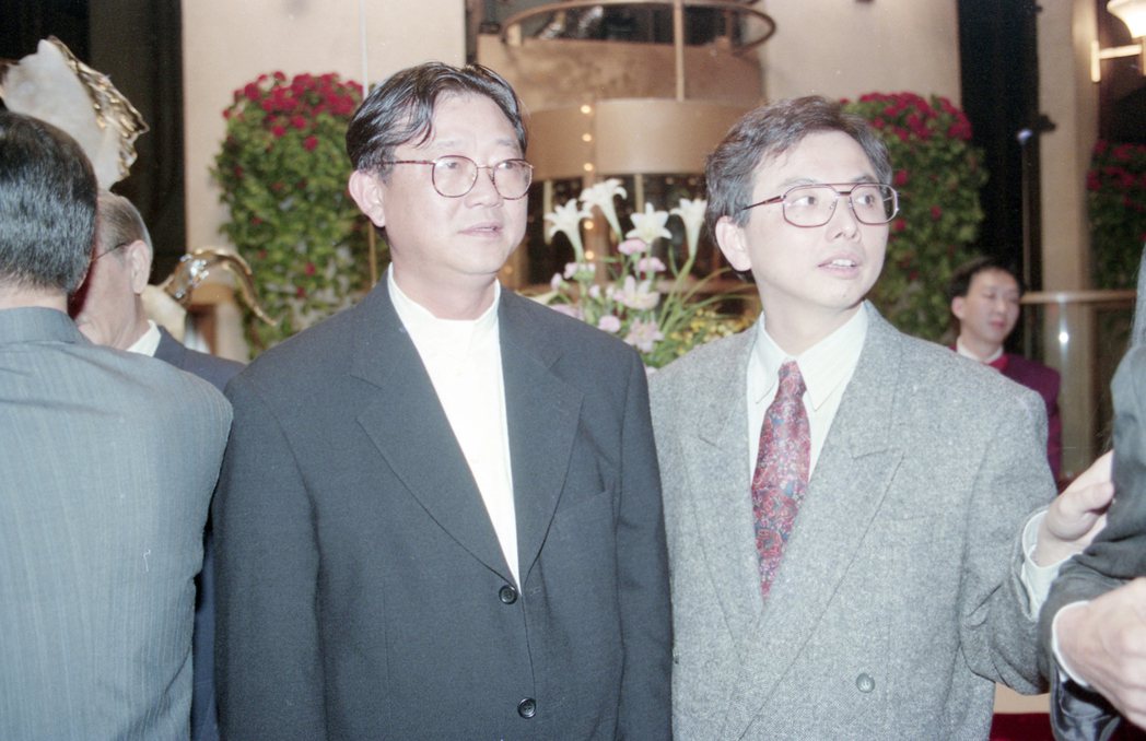 蘇志誠（右）與年代集團創辦人邱復生（左），出席1995年台北金馬影展國際影片觀摩展。 圖／聯合報系資料照