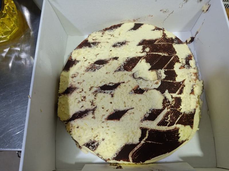 網友不小心打翻拿來慶生的提拉米蘇蛋糕。圖擷自facebook
