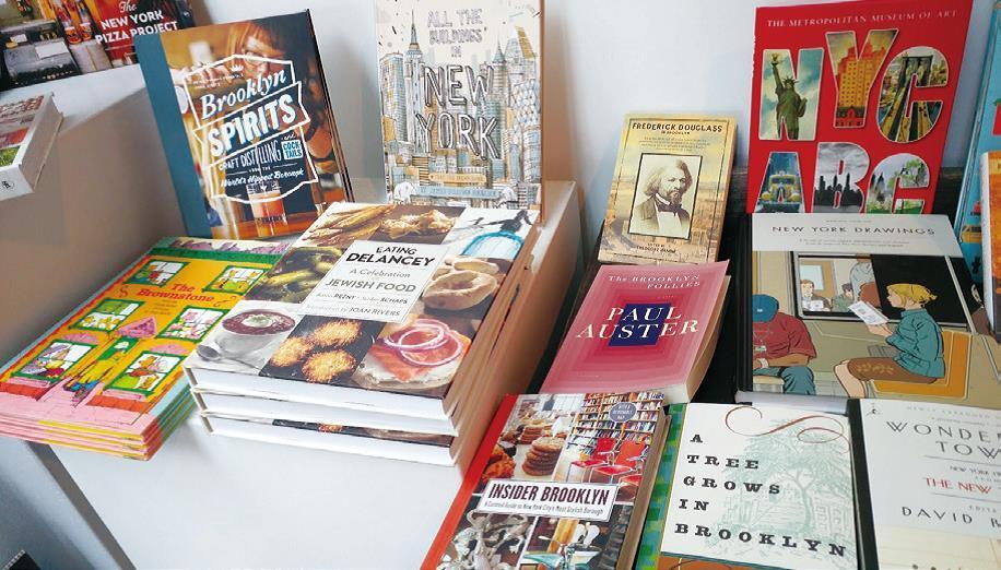 布魯克林DUMBO區書店powerHouse內關於布魯克林的書籍展示台。