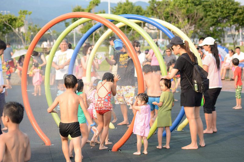 大佳河濱公園兒童戲水區配合開學及天候因素調整噴水時間。圖／北市水利處提供