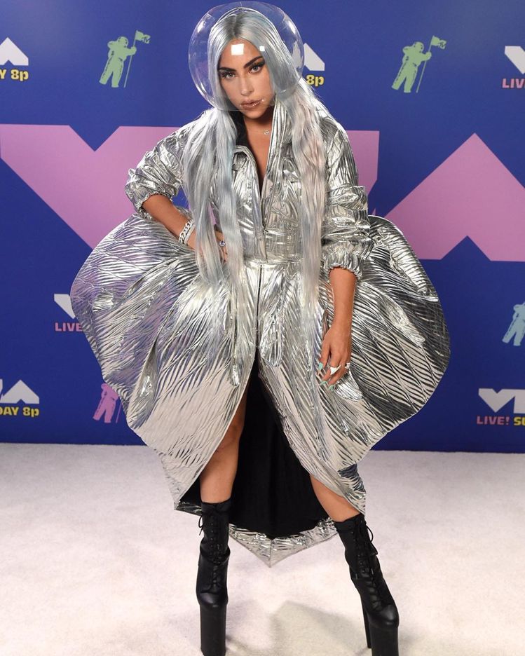 Lady Gaga在典禮中嘗試了Conrad Muscarella的透明頭飾搭配Area銀色服裝，呼應MTV音樂錄影帶大獎的太空人獎盃造型。圖／摘自IG