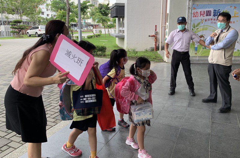 台南市長黃偉哲（右一）昨前往新南國小關切校園防疫，守護孩童健康。圖／市府提供