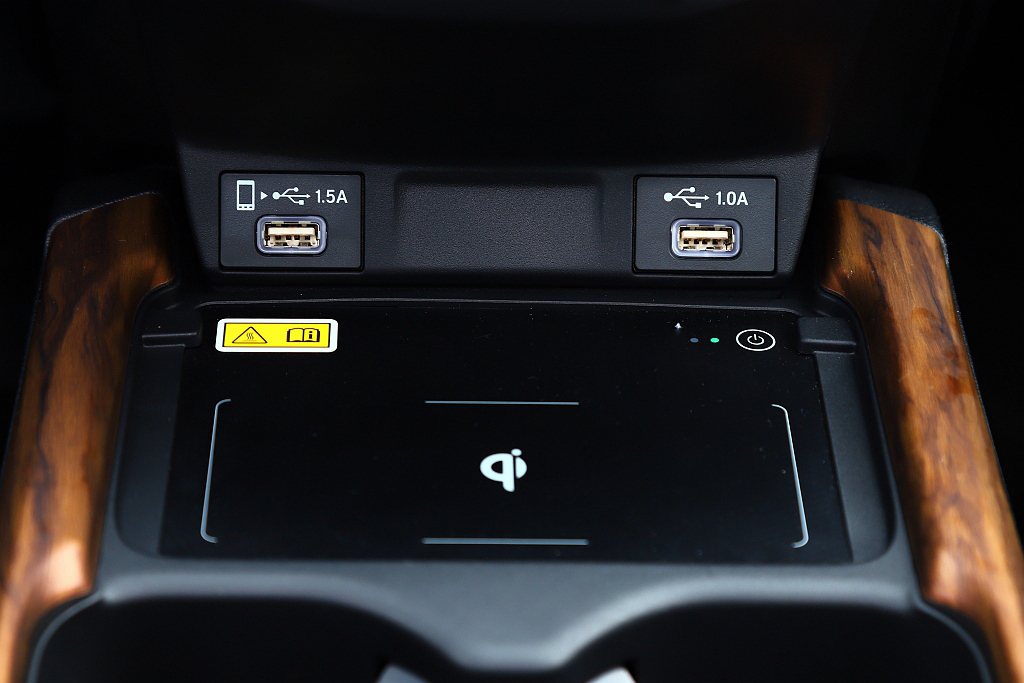 便捷科技方面，自Honda CR-V 1.5VTi-S車型以上起將無線充電板列為...