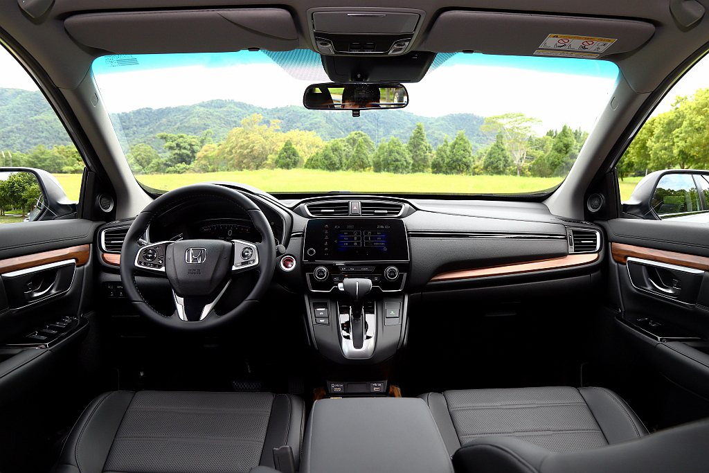 小改款Honda CR-V內裝設計並無變動依舊維持既有架構。 記者張振群／攝影