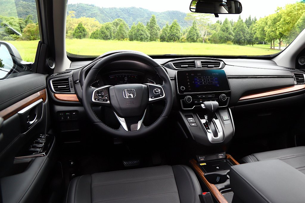 Honda CR-V駕駛座設計非常符合人體工學，不僅兩側手軸的倚靠位置適切，排檔...