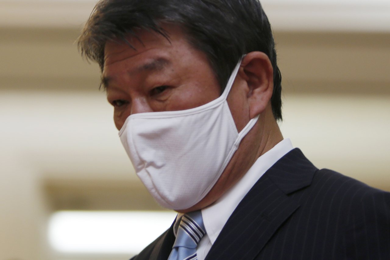日本外務大臣茂木敏充今天宣布，因應新冠肺炎實施的入境管制措施，將從8日起鬆綁台灣等5個國家或地區企業派駐人員等長期居留者入境。