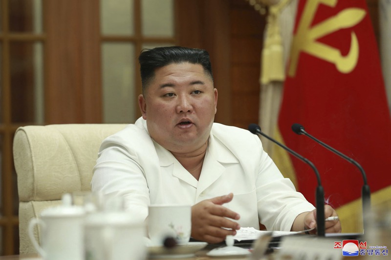北韓最高領導人金正恩8月25日主持勞動黨政治局會議，就防疫與防颱做出指示。美聯社