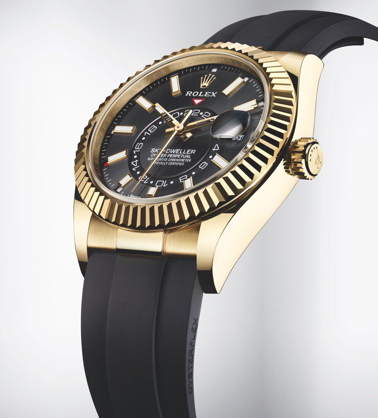ROLEX，Oyster Perpetual Sky-Dweller腕表，黃金，42毫米，9001型機芯，時間顯示，年曆功能，搭配黑色橡膠Oysterflex表帶，132萬7,500元。圖 / ROLEX提供。