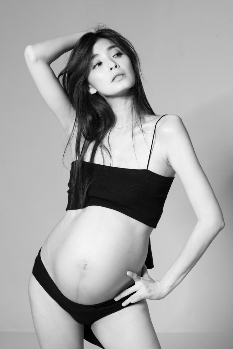 夏如芝拍攝黑白時尚孕婦寫真。圖／伊林娛樂提供