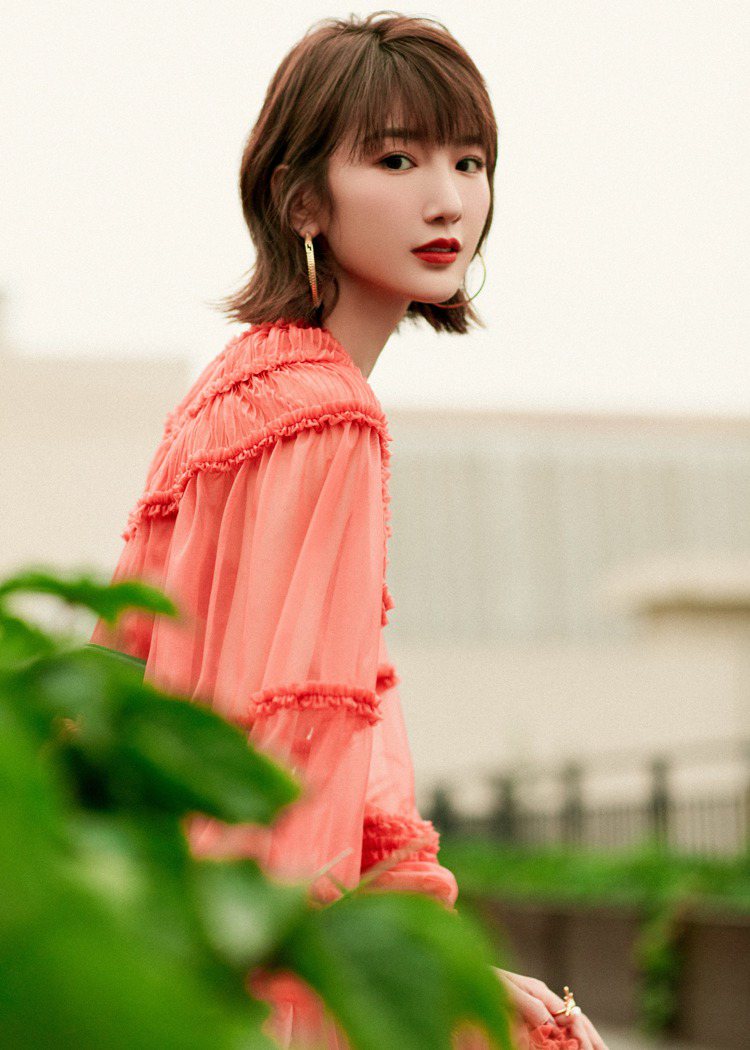 毛曉彤身穿FENDI早秋紅色透視設計連身蛋糕裙，價格店洽。圖／FENDI提供