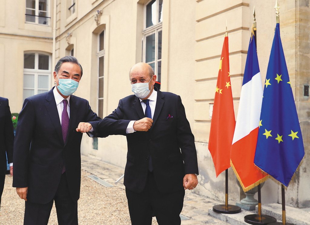 中國外長王毅8月29日與法國外長勒德里安碰肘合照。 圖／新華社
