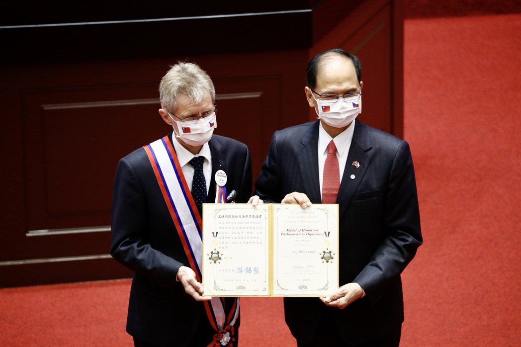捷克參議院議長維特齊（左）接受立法院長游錫堃頒佈國會外交榮譽獎章一等獎章。 圖／歐新社