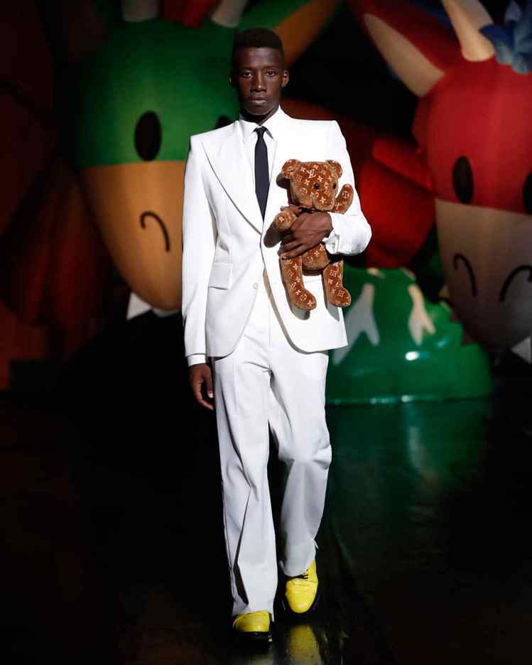 春夏男裝靈感來自Marc Jacobs 2005年春夏男裝系列中的泰迪熊，與藝術家Billie Achilleos曾為路易威登設計的Maroquinaris Zoologicae小型皮件系列。圖／LV提供