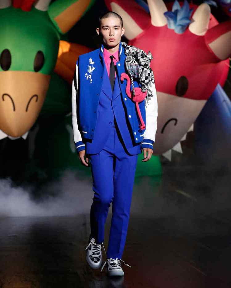 運動風夾克上的LV字樣成了氣球設計，鶴也是東京新增的玩偶朋友。圖／LV提供