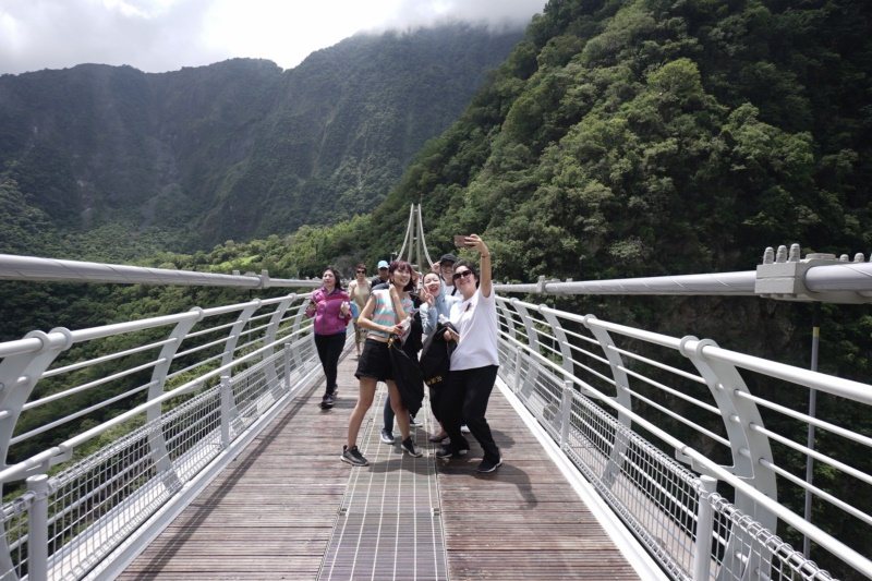 今年8月才啟用的太魯閣山月吊橋，是熱門景點，吸引遊客賞景、拍照。 圖／王燕華 攝...