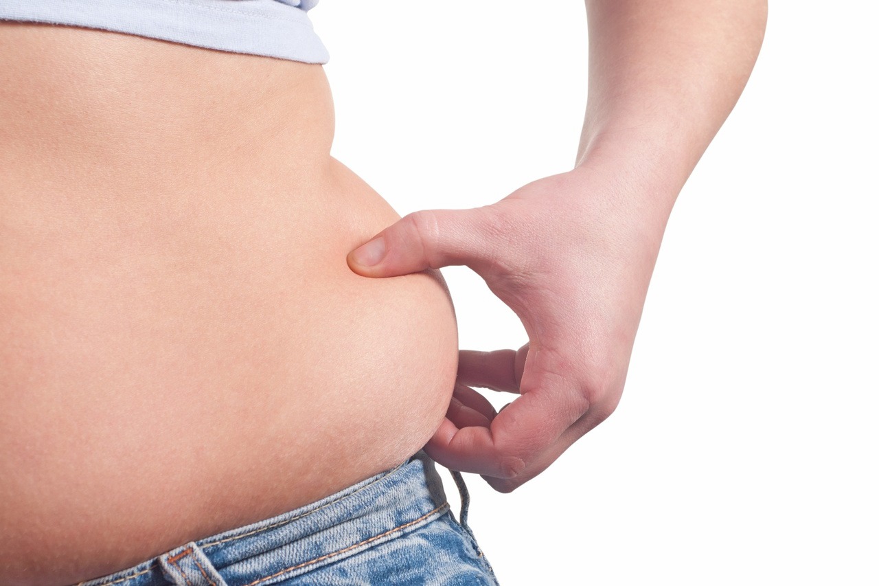 在少數狀況下，腹部膨脹可能與卵巢腫瘤有關。圖/123RF