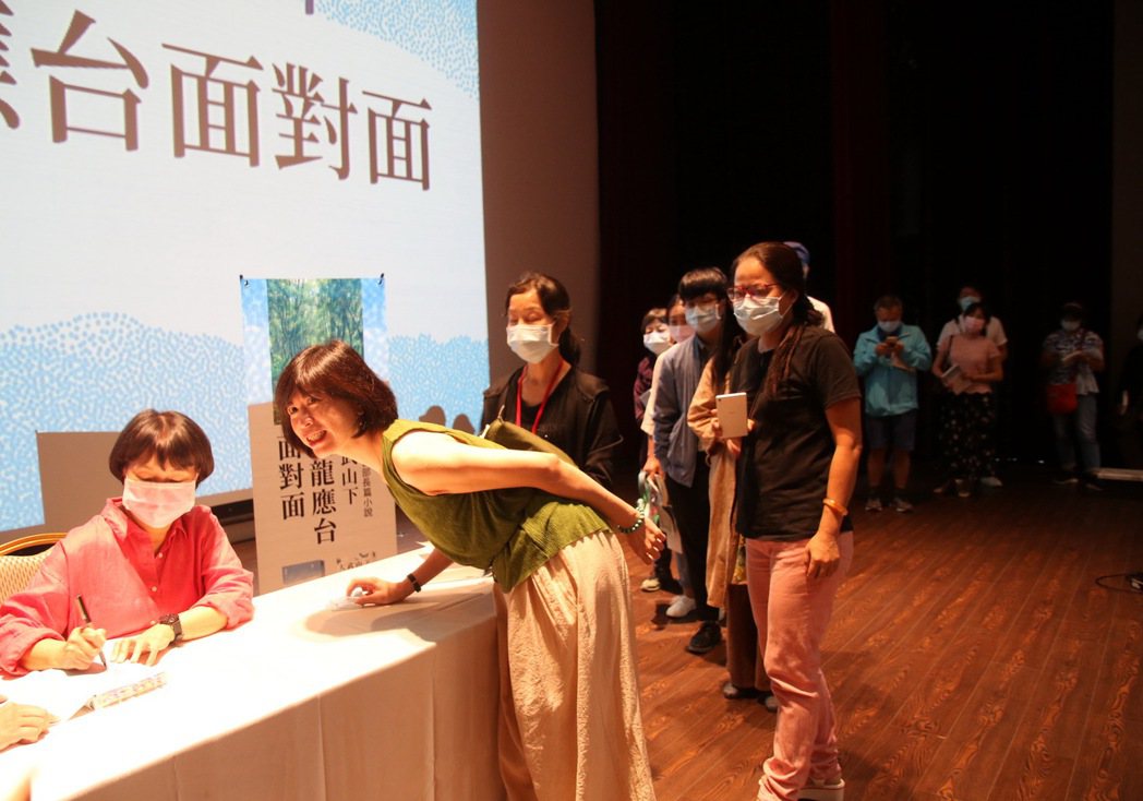 龍應台今天下午2點在台東市桂田喜來登酒店五樓國際劇院舉辦《大武山下》新書分享會，並為書迷簽名。記者羅紹平／攝影