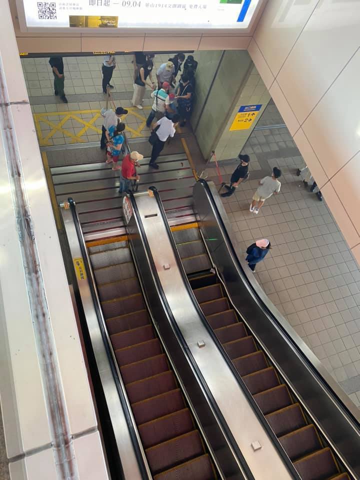 新北市淡水捷運站今下午4時許驚傳手扶梯「夾腳」意外。圖 / 取自臉書「爆料公社」