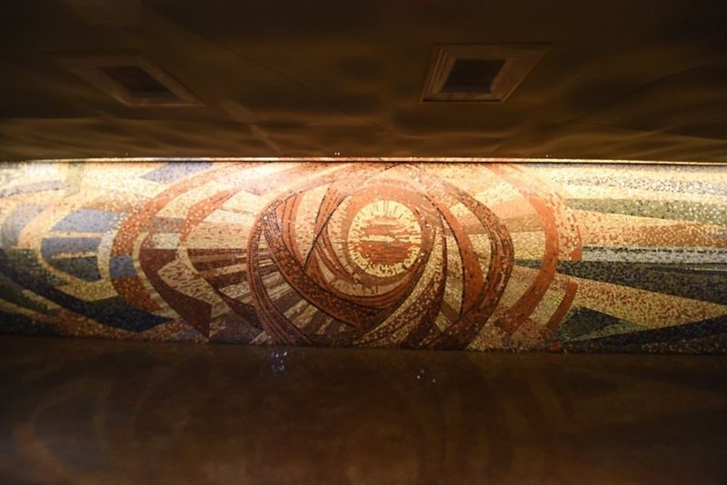 日新戲院內，顏水龍製作的馬賽克壁畫。 圖／作者自攝