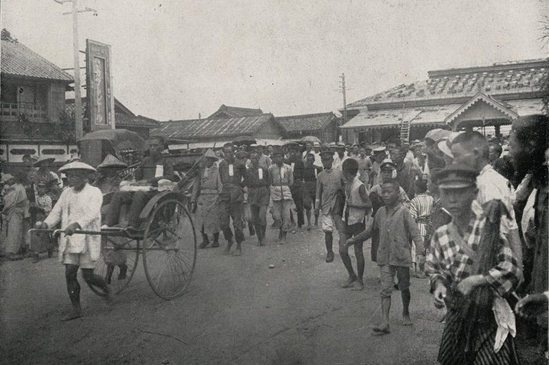 1915年噍吧哖事件後，余清芳等人被押解經過台南火車站站前。 圖／維基共享