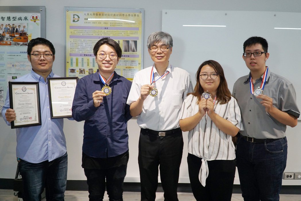 醫工學程賴峰民主任(中)帶領學生獲得韓國發明大賽1金1銀。 大葉大學/提供。