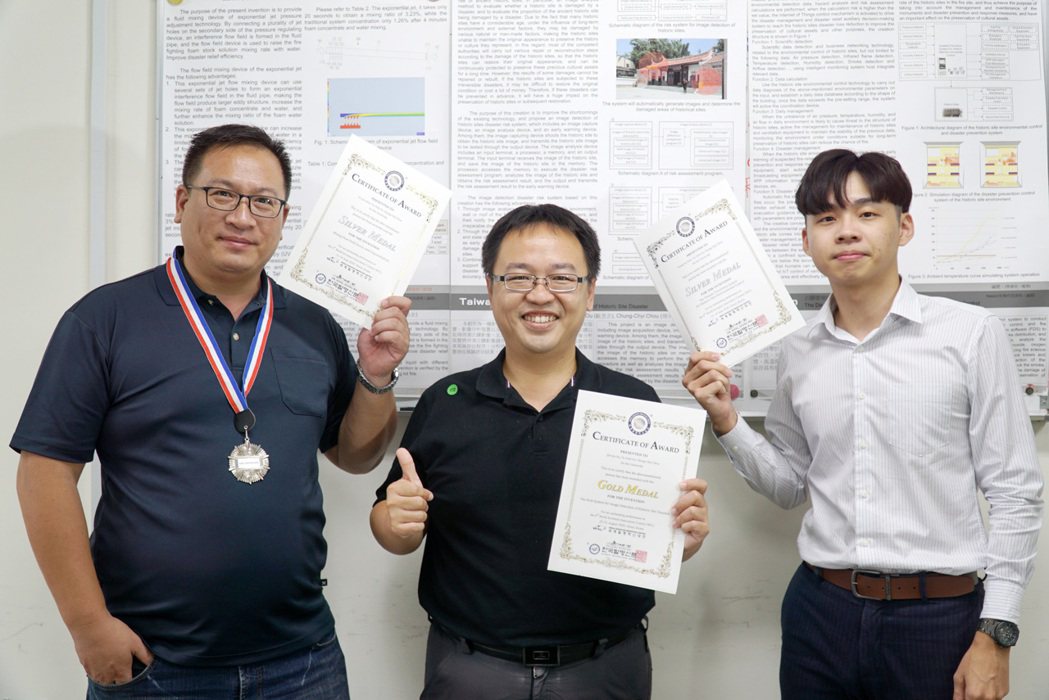 消防學程周中祺老師(中)指導學生獲得韓國發明大賽1金2銀。 大葉大學/提供。