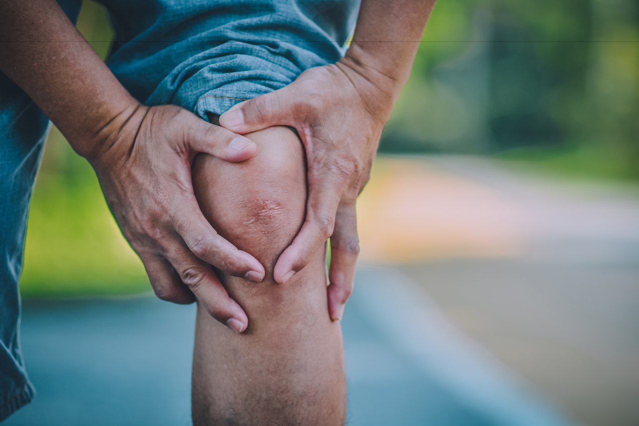 有些年紀大的患者非常擔心因為年齡大了，換膝關節風險會更大，其實年齡並不是膝關節置換術的限制。圖／ingimage