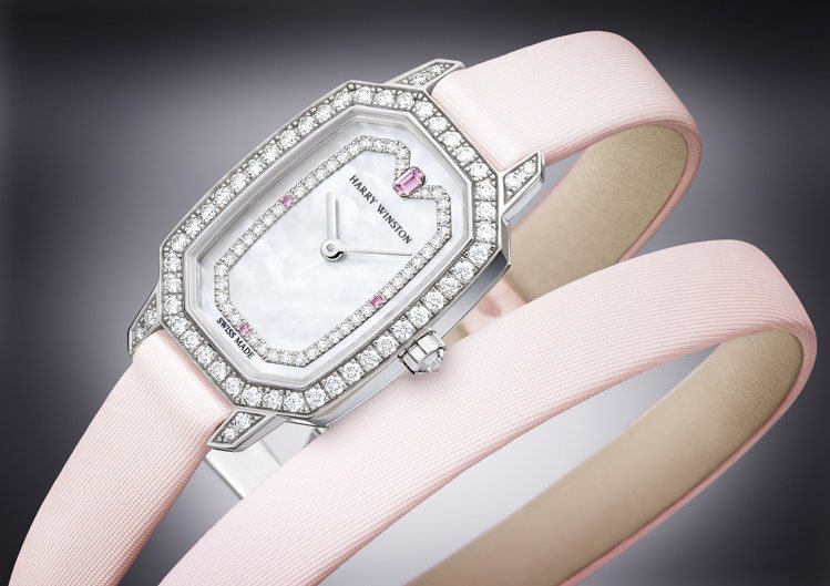 新款搭配粉色雙圈表帶的海瑞溫斯頓Emerald系列腕表，像是將快意的時間、美妙延...