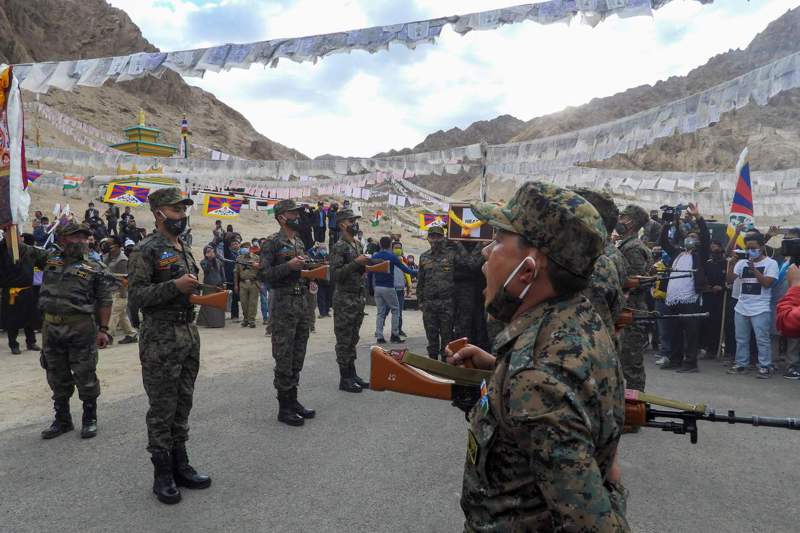 印度軍人7日為日前於中印衝突中不幸喪生的藏族軍人丹增尼瑪舉行葬禮。法新社