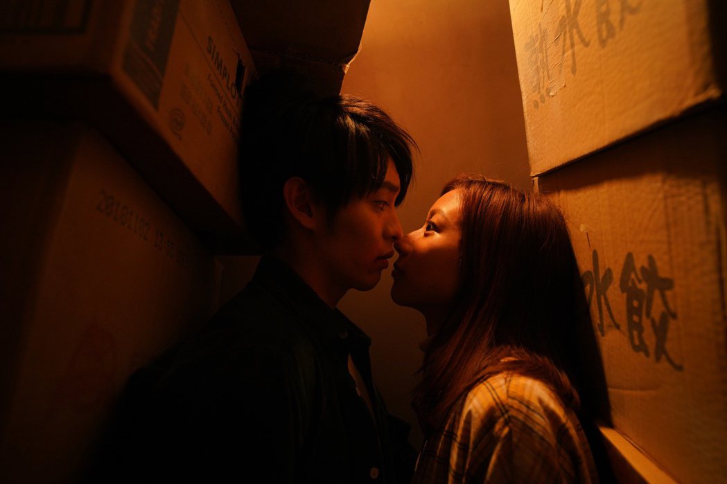 曹佑寧（左）、陳妤意外接吻。圖／華映提供