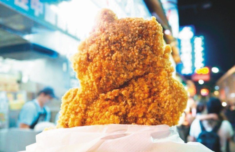 雞排是台灣的國民美食，有人喜歡爽嗑整片雞排，也有人會要求老闆分切。報系資料照