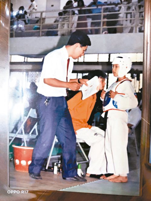劉俊賢小學時上場比賽，身為國家級教練的父親劉德興在場邊指導。圖／劉俊賢提供