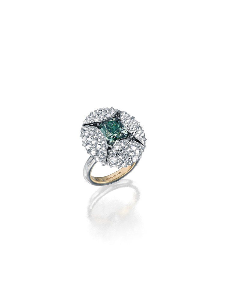 蘇富比鑽石攜手華裔設計師劉孝鵬創作的花苞戒指，價格私洽。圖／蘇富比提供