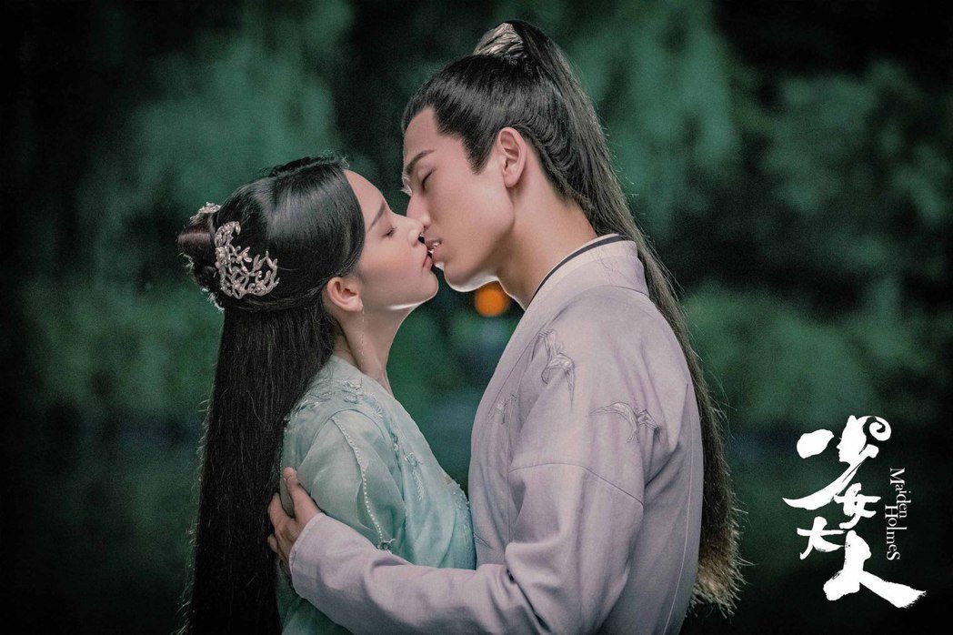 張凌赫(右)與陳瑤在「少女大人」首集就開吻。圖／摘自微博