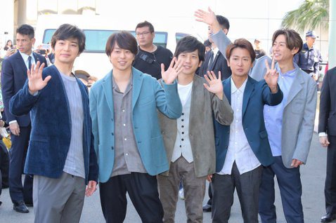 日本傑尼斯事務所在2018年號召旗下15組團體組成期間限定團體「Twenty★Twenty」，發起社會貢獻活動企劃「Smile Up! Project」，現在這企劃則致力於推進日本防疫，邀來日本天團...
