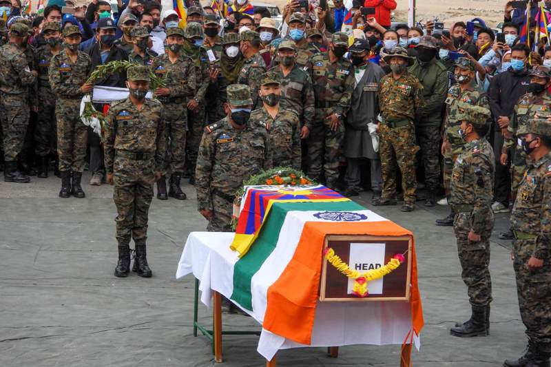 印度藏族軍人丹增尼瑪的葬禮7日在拉達克首府列城舉行，同袍向他的靈柩致敬。 法新社